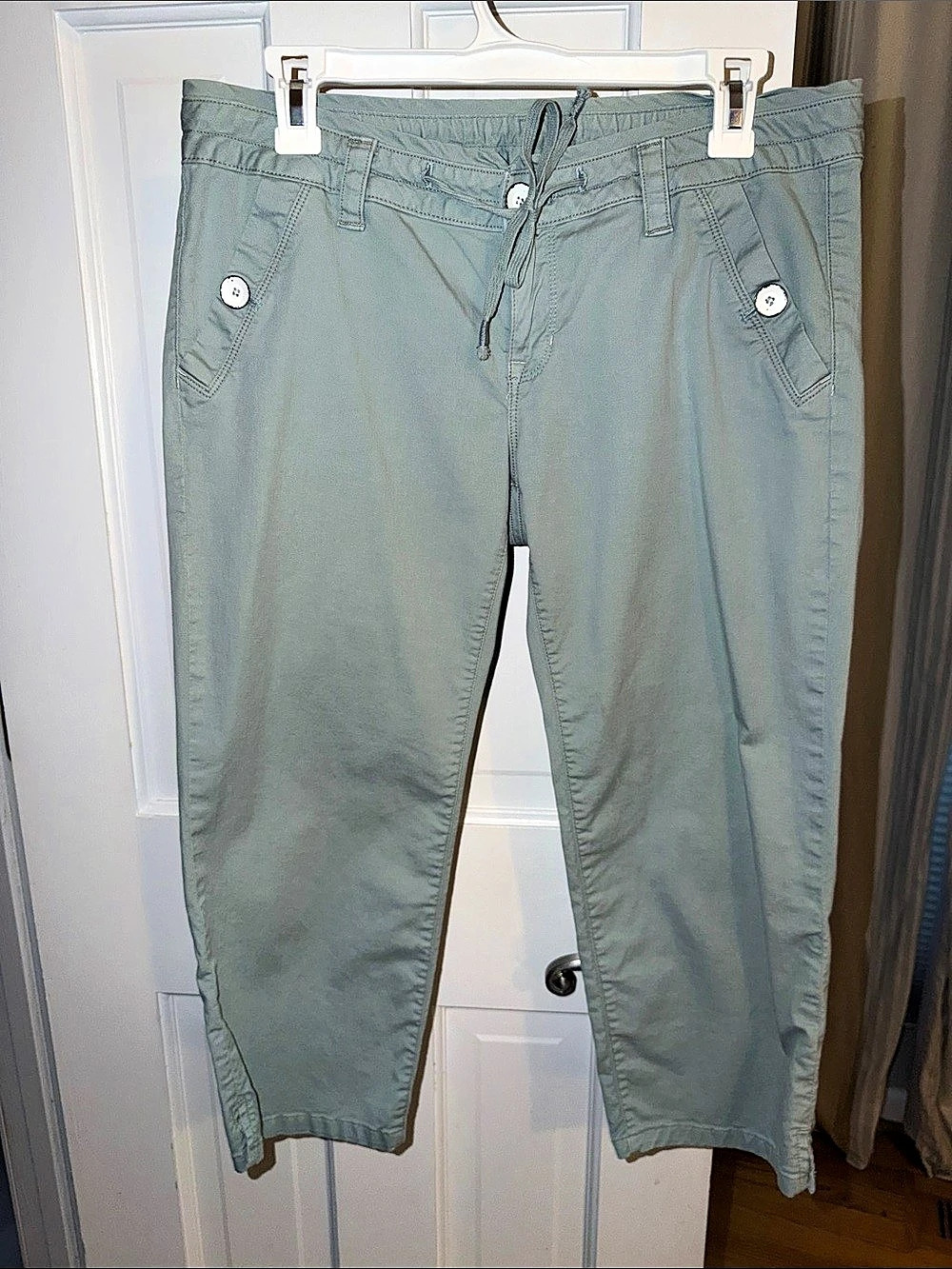 Cropped Pants in Green Like New